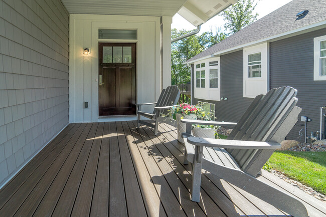 Building Photo - 5070 Ranchview Ln N