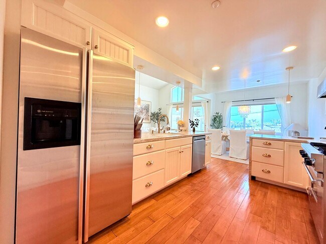 Building Photo - Sophisticated Bright & Spacious Furnished ...