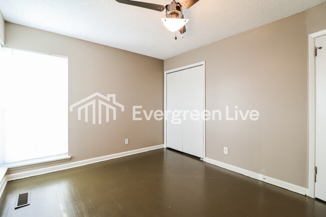 Building Photo - 5024 Lynn Ln