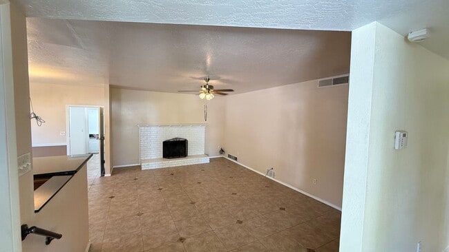 Building Photo - Must-See!!!  5-Bedroom Family Home with Large Yard & Prime Location in Visalia