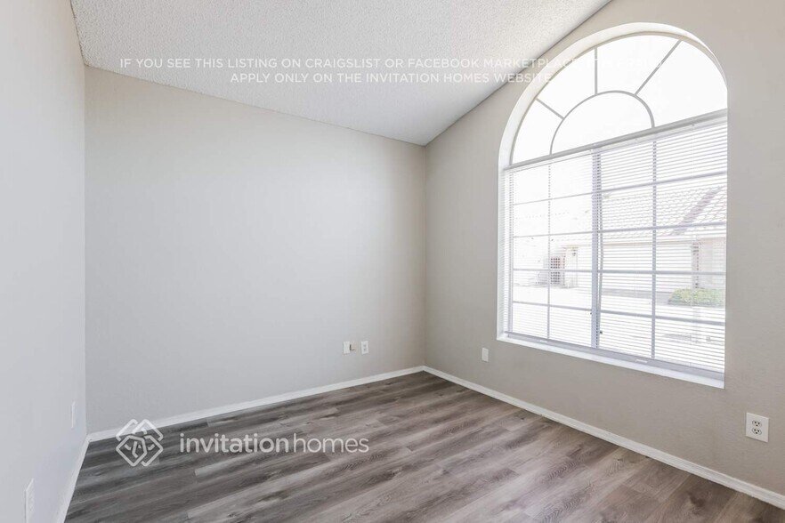 Building Photo - 7037 N 28th Dr