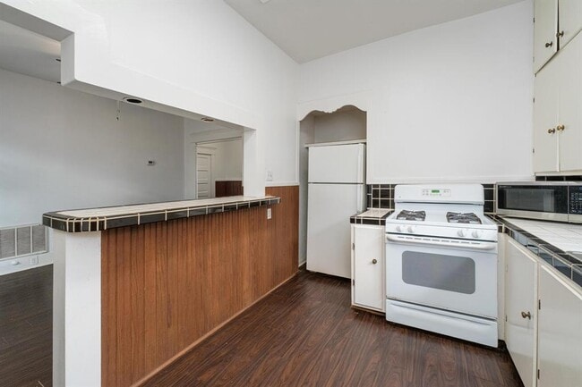 Building Photo - 304 W 35th St