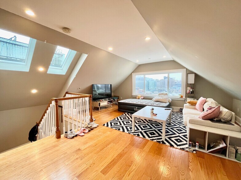 Building Photo - 180 Hillside St