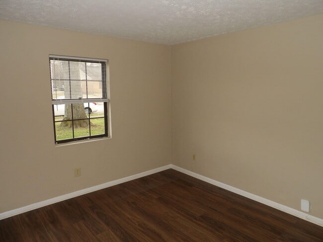 Building Photo - 207 Landings Dr