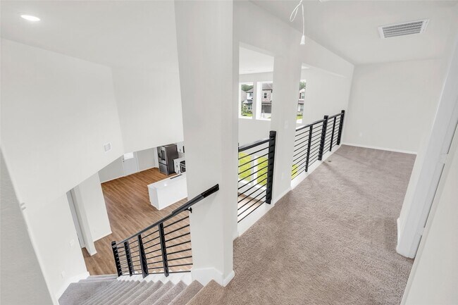 Building Photo - 15100 Crown Mnr Dr