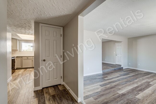 Building Photo - RENOVATED CUL-DE-SAC HOME