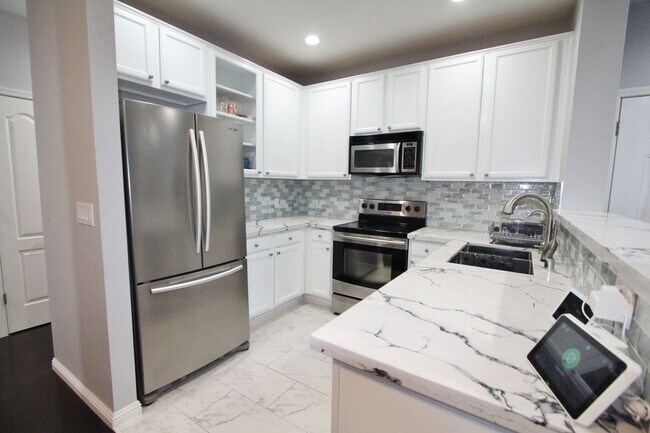 Building Photo - $2,890- GORGEOUS TWO BEDROOM CONDO IN CENTRAL FREMONT BLOCKS FROM BART
