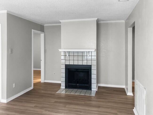 Building Photo - 1112 Valley View Dr