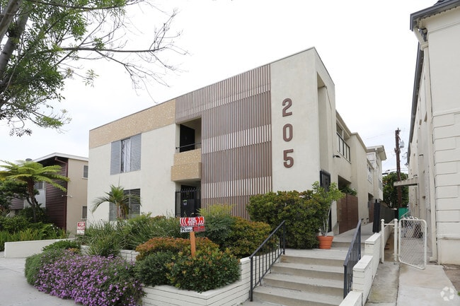 Building Photo - 205 S Elm Dr