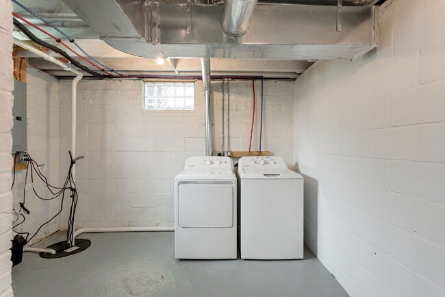 Building Photo - 410 W Angela Blvd