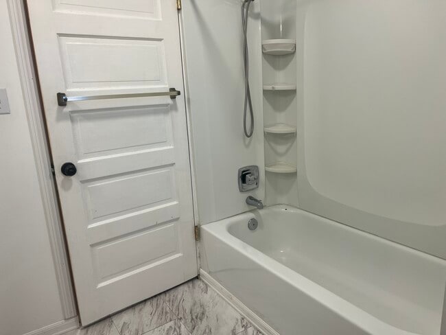 Building Photo - 929 E 57th St