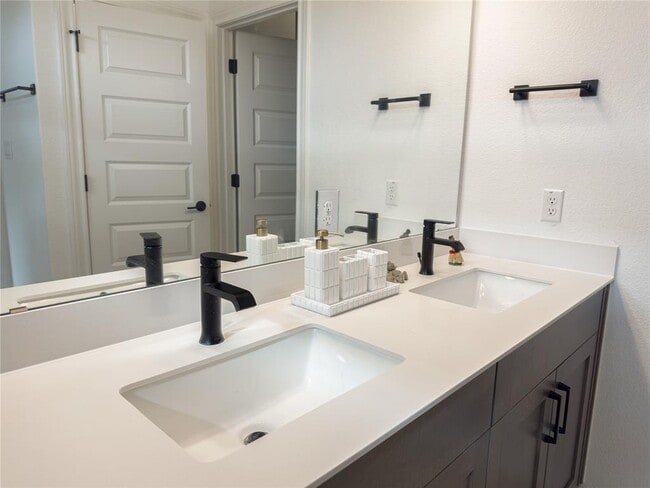 Building Photo - 2725 Woodall Dr