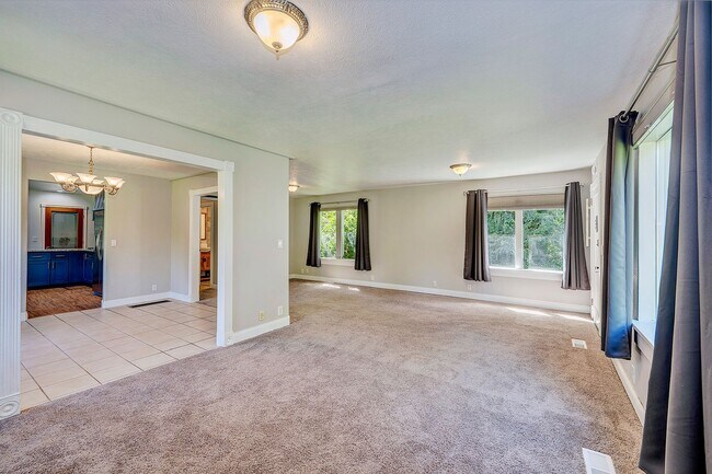 Building Photo - Bothell Rambler