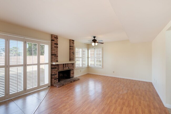Building Photo - Spacious 2 Story House in cul-de-sac with ...