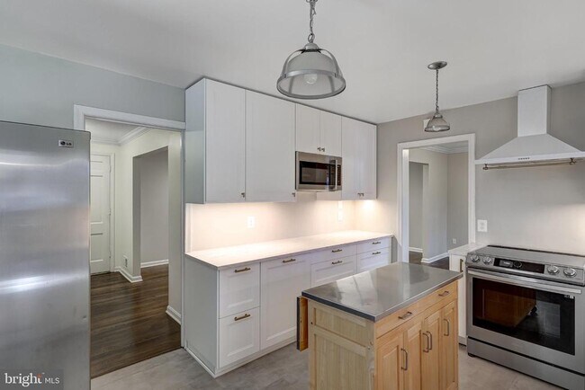 Building Photo - 5609 Rolling Rd