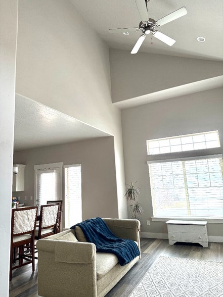 Building Photo - 822 S Aspen Wy