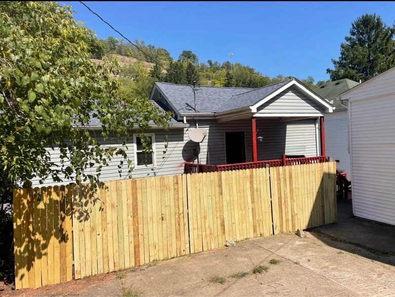 Building Photo - 210 29th St