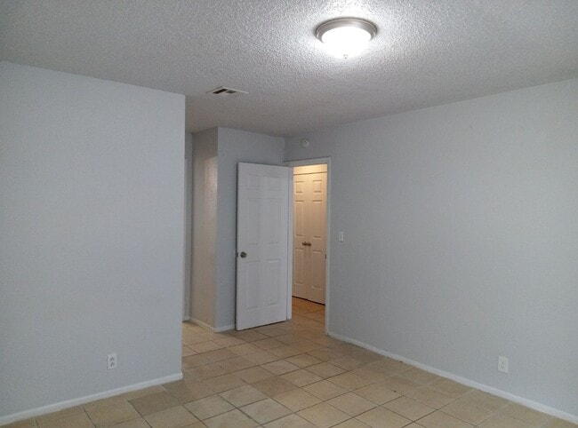 Building Photo - Welcoming 2-Bedroom Home in a Quiet Northe...