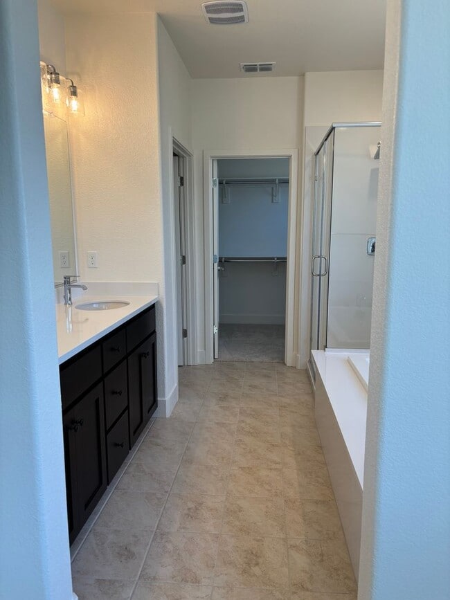 Building Photo - Beautiful 2025 Built 4/2 - New Subdivision!