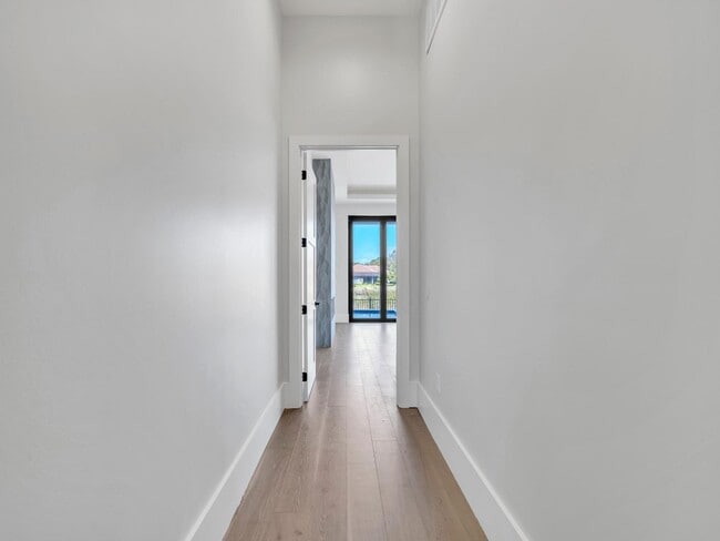 Building Photo - 330 Kelly Plantation Dr