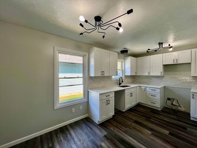Building Photo - Renovated  3 bedrooms 1 full bath