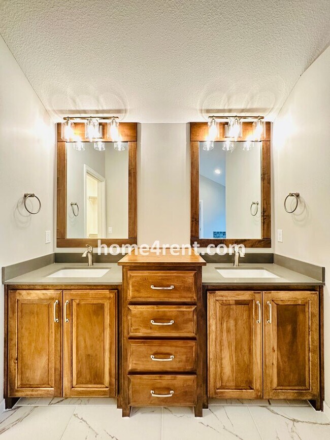 Building Photo - Nearly New Luxury Home in Blue Valley Schools!