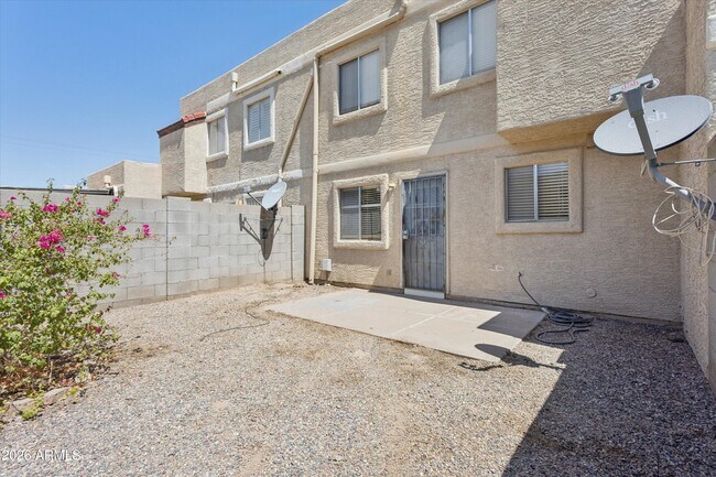 Building Photo - 407 E Pecan Rd