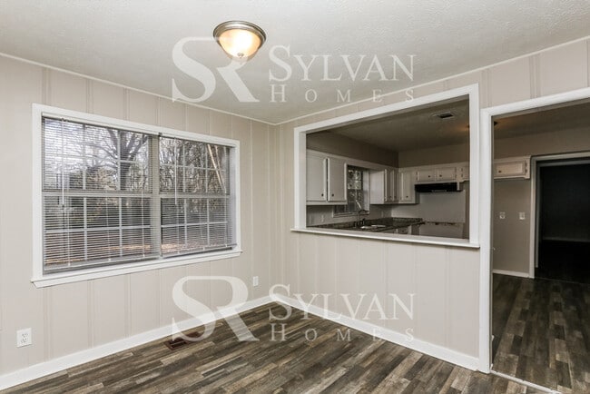Building Photo - This 3 bedroom, 2 bathroom home on approxi...