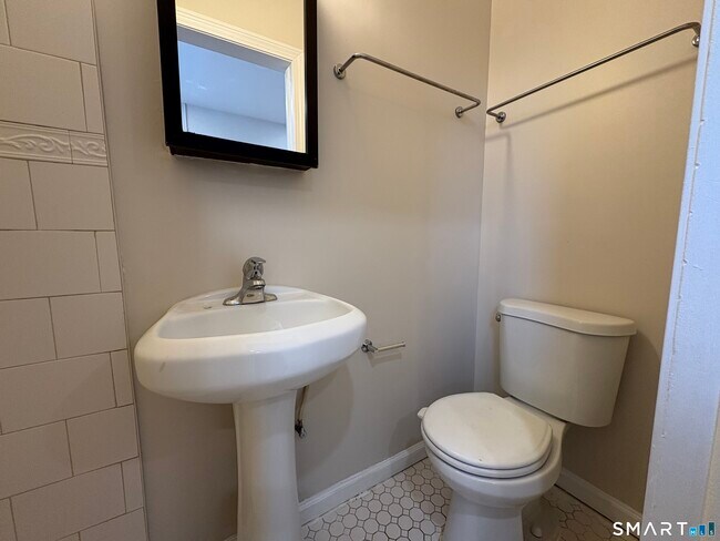 Building Photo - 568 Newfield Ave