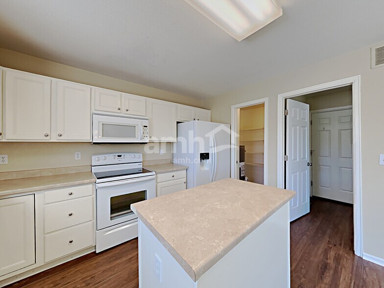 Building Photo - 1135 Legend Oak Dr