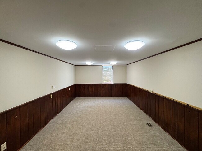 Building Photo - Charming 3-Bed Oasis with Fireplace & Finished Basement in Richfield!