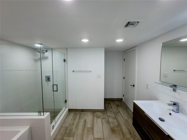 Building Photo - 9261 E Bay Harbor Dr