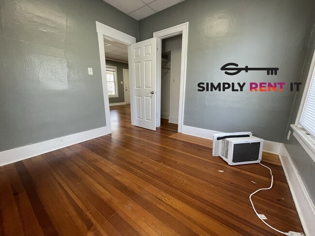 Building Photo - Renovated 2 Bedroom on Campus, Free Parkin...