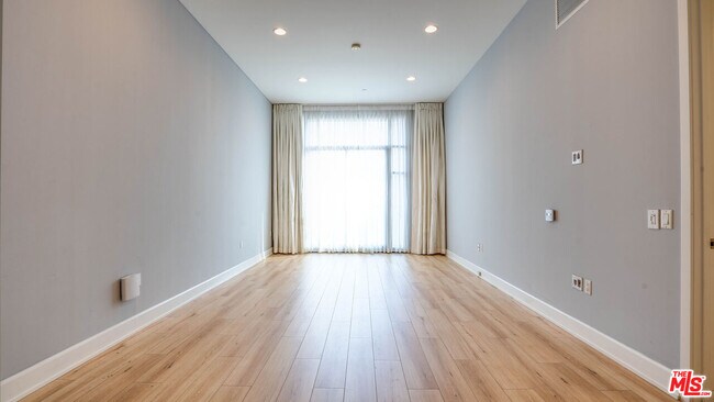 Building Photo - 3223 W 6th St