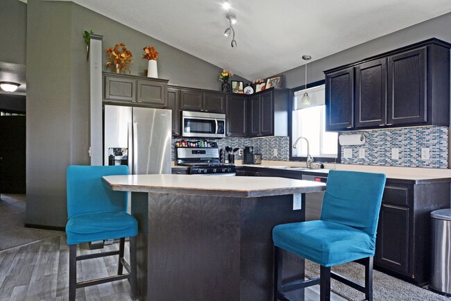 Building Photo - Spacious 4-Bedroom Gem in Buffalo with 3-C...