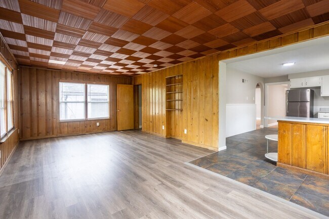 Building Photo - Charming 3 Bedroom 2 Bathroom Home