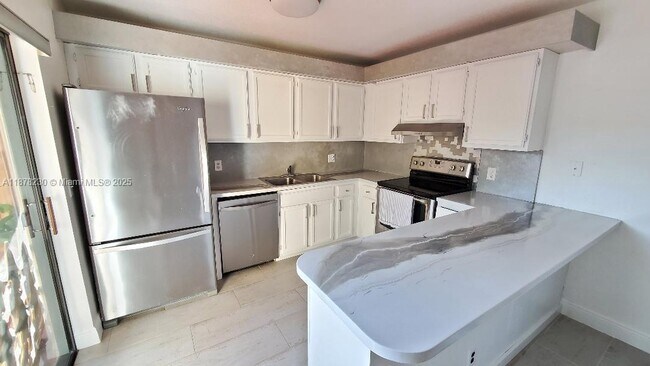 Primary Photo - 2556 Lakeview Ct