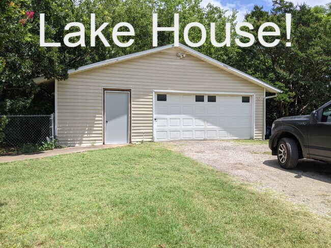 Building Photo - 7472 Love Cir