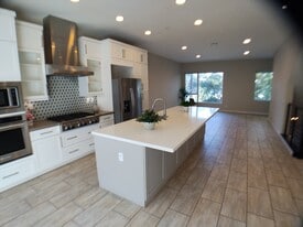 Building Photo - 139 W Live Oak Ave