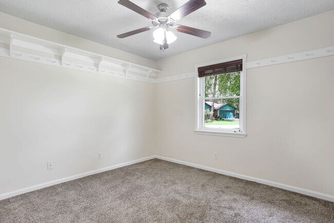 Building Photo - Adorable 3/2 on large corner lot