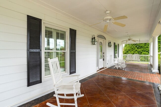 Building Photo - Classic Country Club Elegance