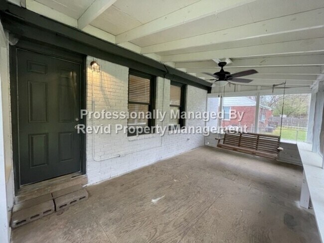 Building Photo - *FIRST MONTH RENT FREE* Freshly Renovated ...
