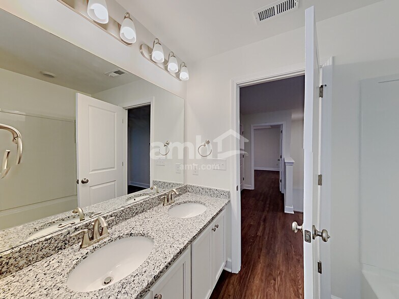 Building Photo - 4509 Tarpon Dr