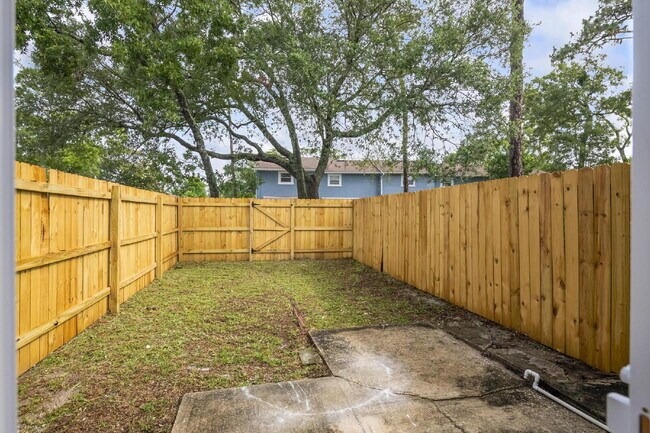 Building Photo - "Charming 2-Bed Townhouse with Modern Comf...