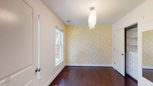 Building Photo - 517 Regent Pl NE