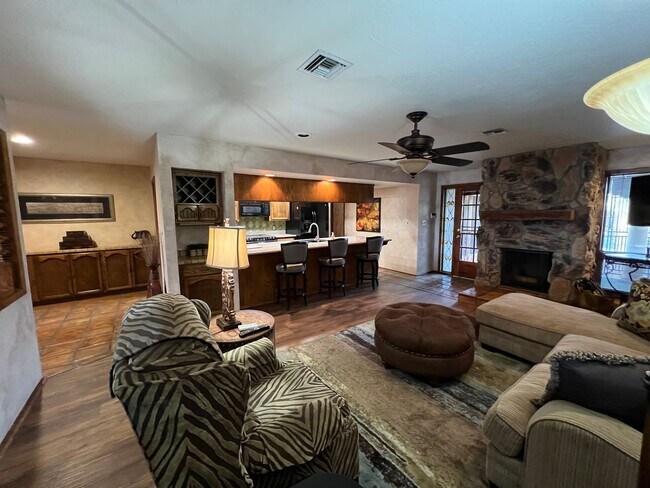 Building Photo - FURNISHED 3 BEDROOM HOME IN TOWN WITH POOL ACCESS!