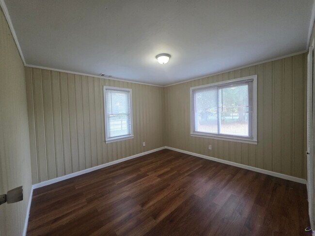 Building Photo - 811 Lewis St