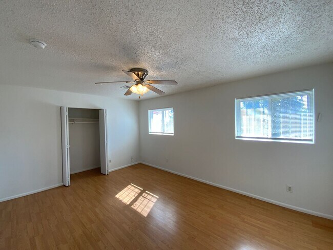 Building Photo - 3 Bedroom Single Story Home Available Near...