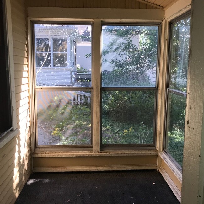 Building Photo - Great Four-Bedroom-Plus-Den House in Vilas...