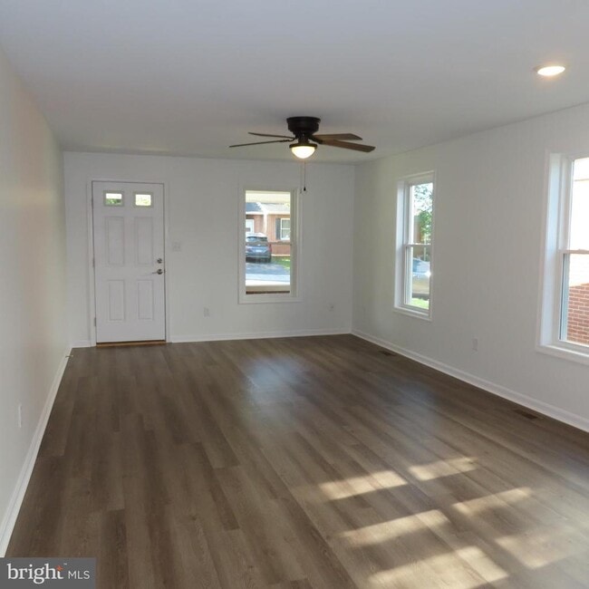 Building Photo - 228 Rowe Ave